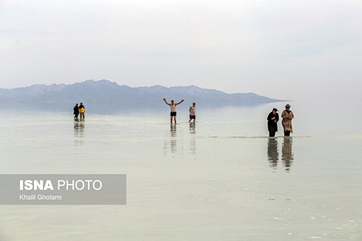 تصاویر/ تفریح در بخش پرآب دریاچه ارومیه