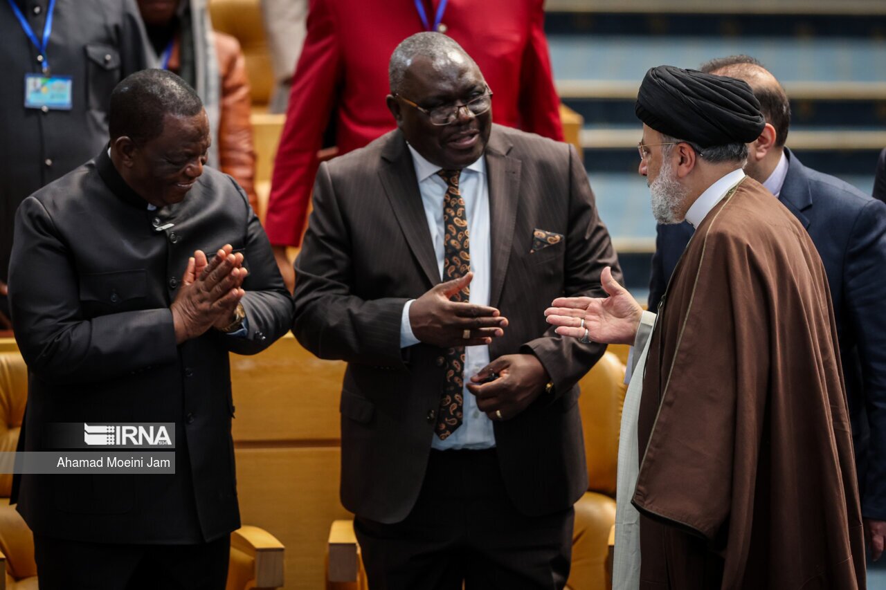 عضو کمیسیون امنیت ملی مجلس:
حضور مقامات ۳۰ کشور آفریقایی در تهران به معنای شکست تحریم‌ها برای منزوی کردن ایران است